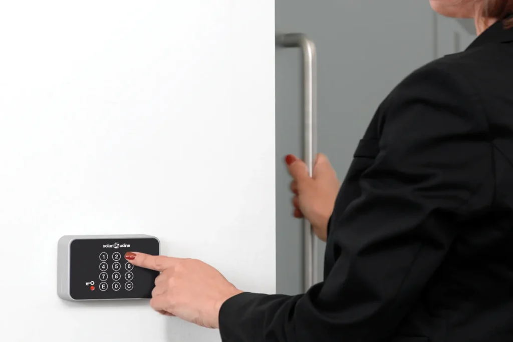 Lettore badge installato in azienda per controllo accessi