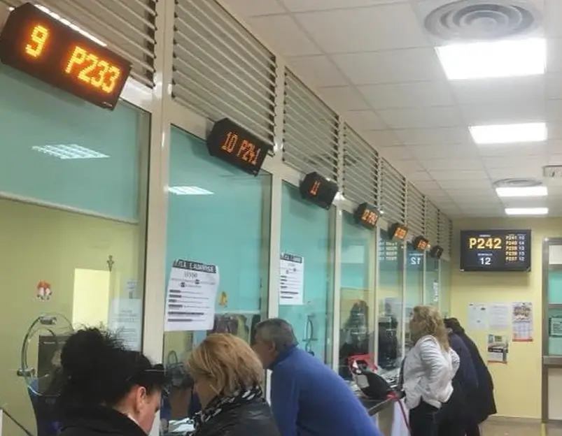 Pazienti in attesa con monitor aggiornati in tempo reale